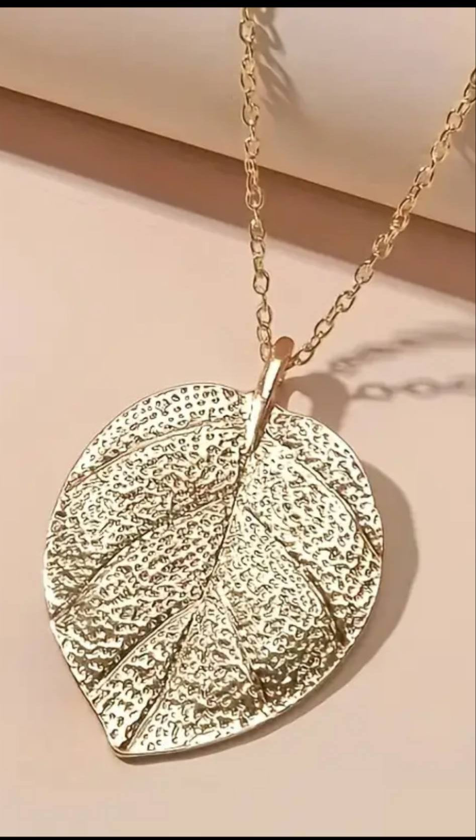 Leaf necklace - gold