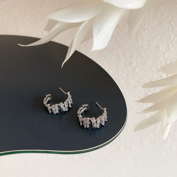 Exquisite and simple stud earrings women
