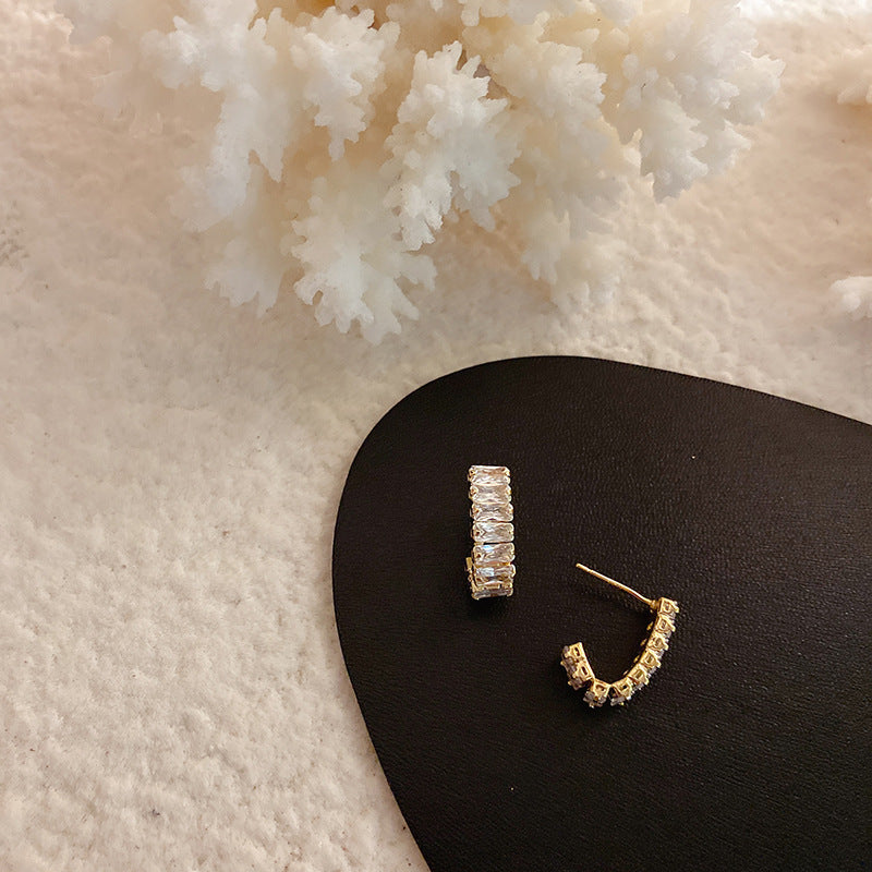 Exquisite and simple stud earrings women